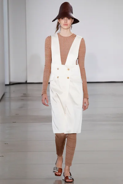Look 16